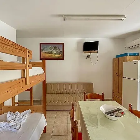 Amazona And Hotel Valsamata